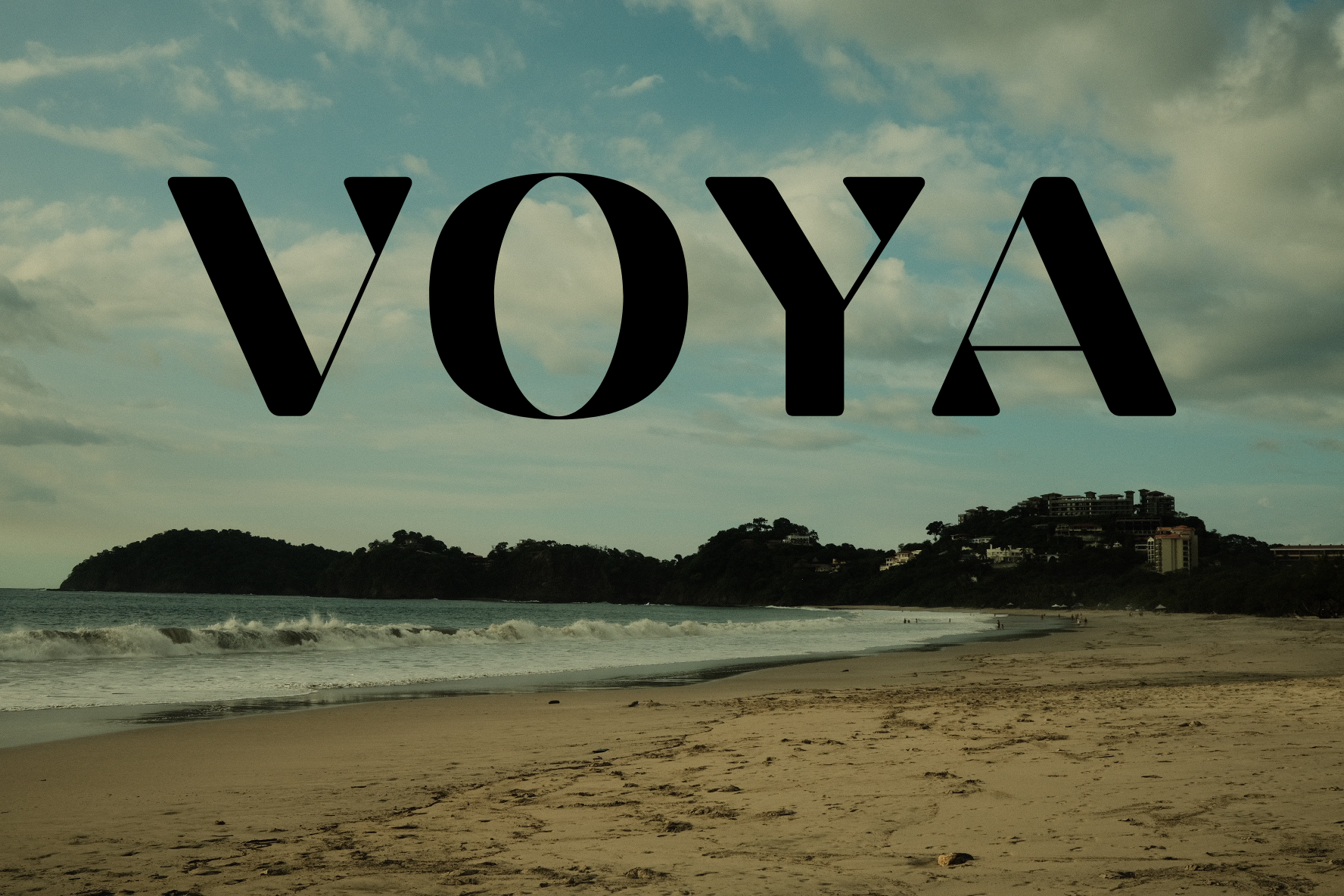 VOYA sobre una costa bañada por el océano