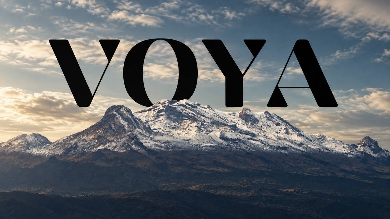 VOYA sobre el Iztaccíhuatl nevado bajo un cielo iluminado por el sol